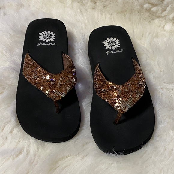 Yellow Box brown and silver Sequin Flip Flops, EUC, size 5 1/2 - Picture 1 of 5